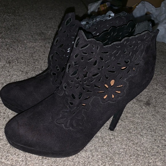 Paprika Women’s Flower Design Ankle CoverIng Heels - Picture 5 of 8